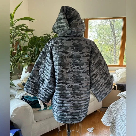 2018  THINK ROYLN  puffer poncho jacket! size M/L! - Picture 2 of 6